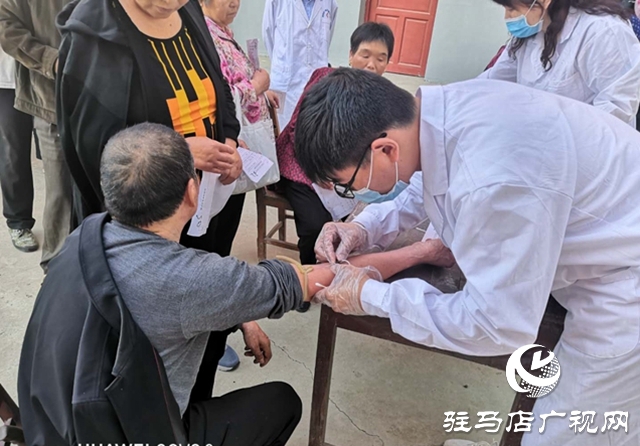 汝南縣宿鴨湖街道為轄區(qū)貧困戶、老年人免費(fèi)體檢