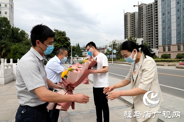 黃淮學(xué)院校友會聯(lián)合黃淮學(xué)院醫(yī)學(xué)院看望慰問五位抗疫一線校友