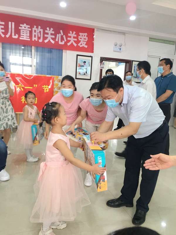 駐馬店四大班子領(lǐng)導(dǎo)開展“六一”慰問 與孩子們一起歡度節(jié)日