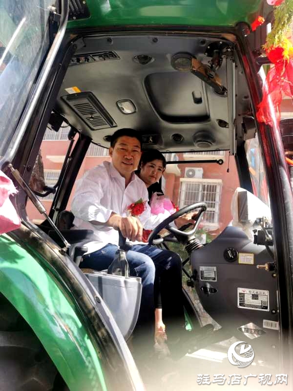 節(jié)奏鏗鏘，馬力強勁！泌陽街頭驚現(xiàn)拖拉機婚禮車隊 