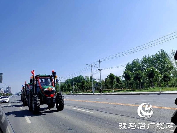 節(jié)奏鏗鏘，馬力強勁！泌陽街頭驚現(xiàn)拖拉機婚禮車隊 