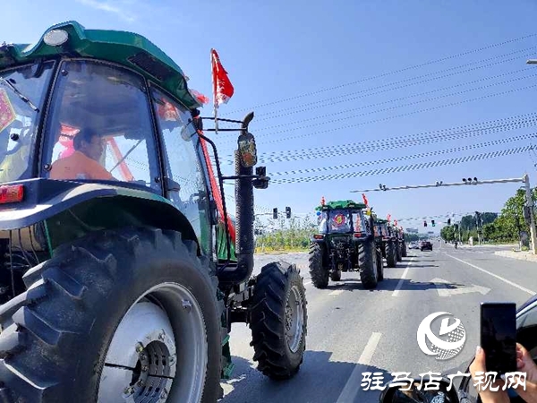 節(jié)奏鏗鏘，馬力強勁！泌陽街頭驚現(xiàn)拖拉機婚禮車隊 