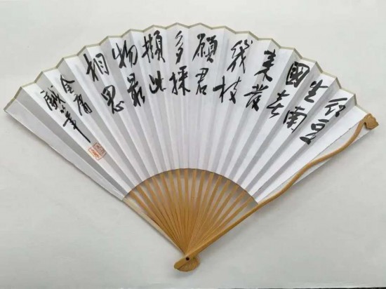 讀過金庸的武俠小說，但你看過金庸畫的扇面嗎？