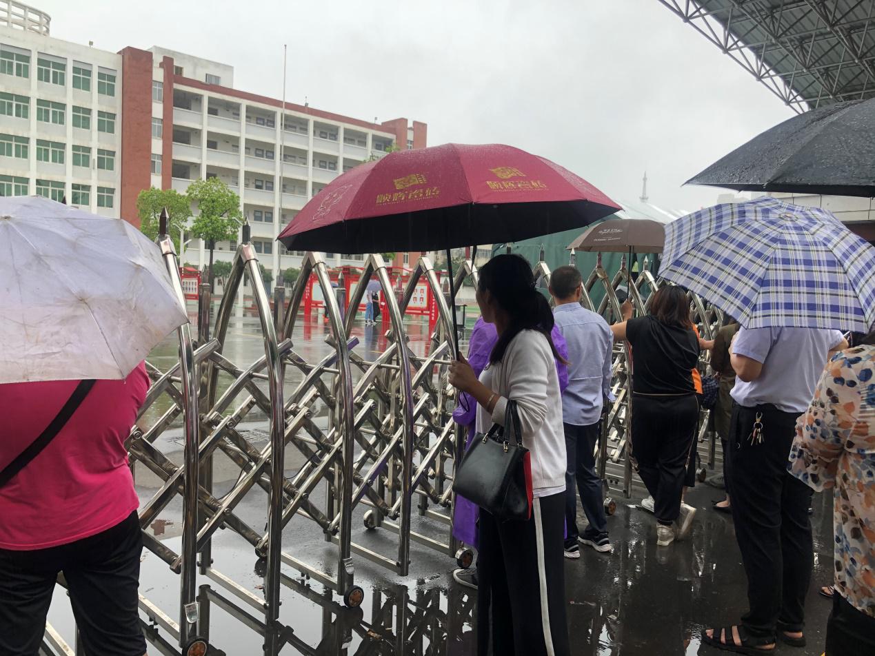 駐馬店市第九中學(xué)：用愛(ài)心和細(xì)心，為考生撐起一片晴天