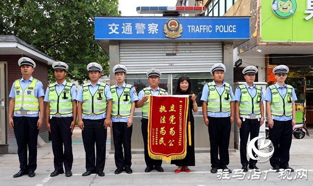 暖心！群眾將錦旗送到崗位上