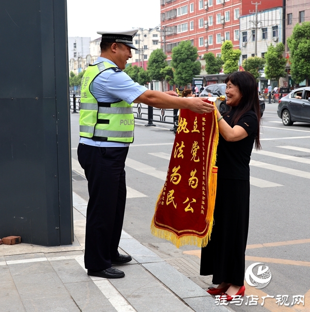 暖心！群眾將錦旗送到崗位上