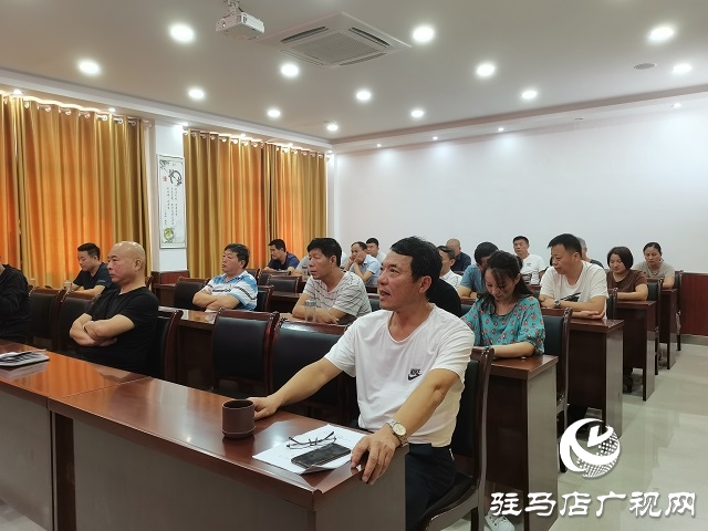 確山縣衛(wèi)生計(jì)生監(jiān)督所組織收聽收看全國抗擊新冠肺炎疫情表彰大會(huì)