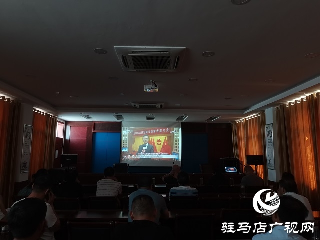 確山縣衛(wèi)生計(jì)生監(jiān)督所組織收聽收看全國抗擊新冠肺炎疫情表彰大會(huì)
