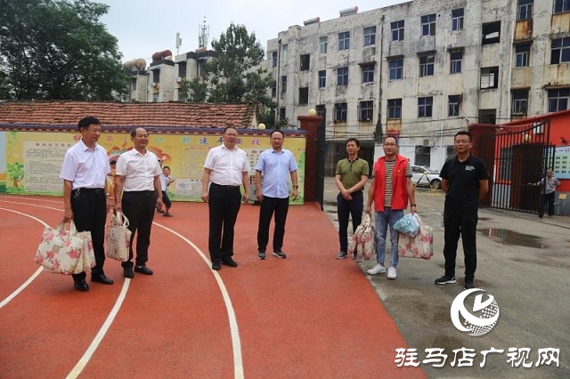 深深敬師義、濃濃關(guān)愛情  ——平輿縣古槐街道黨政主要領(lǐng)導(dǎo)教師節(jié)看望慰問一線教師及教育工作者