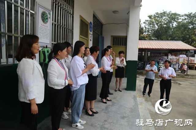 深深敬師義、濃濃關(guān)愛情  ——平輿縣古槐街道黨政主要領(lǐng)導(dǎo)教師節(jié)看望慰問一線教師及教育工作者