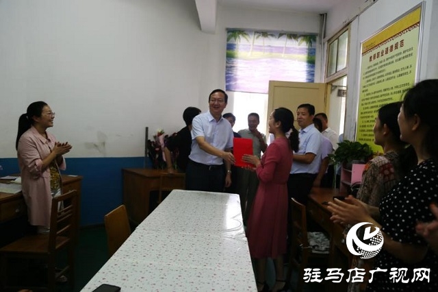 深深敬師義、濃濃關(guān)愛情  ——平輿縣古槐街道黨政主要領(lǐng)導(dǎo)教師節(jié)看望慰問一線教師及教育工作者