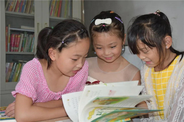 在自家超市辦“圖書館”12年，農(nóng)家女從被嘲“神經(jīng)病”到受邀參與“公共圖書館法”審議座談｜草地周刊