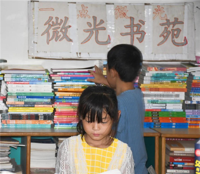 在自家超市辦“圖書館”12年，農(nóng)家女從被嘲“神經(jīng)病”到受邀參與“公共圖書館法”審議座談｜草地周刊