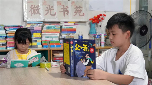 在自家超市辦“圖書館”12年，農(nóng)家女從被嘲“神經(jīng)病”到受邀參與“公共圖書館法”審議座談｜草地周刊