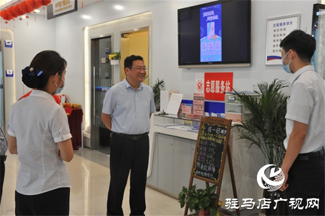 中原銀行駐馬店分行黨委書記、行長萬三華一行赴黃淮學(xué)院進行調(diào)研