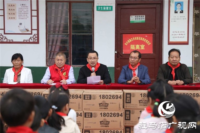 徐福記“福滿校園”連續(xù)7年走進河南為2所山區(qū)學校送來課間營養(yǎng)補充餐，同時帶來了環(huán)保課和營養(yǎng)課
