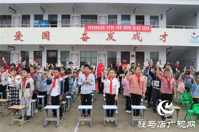 徐福記“福滿校園”連續(xù)7年走進河南為2所山區(qū)學校送來課間營養(yǎng)補充餐，同時帶來了環(huán)保課和營養(yǎng)課