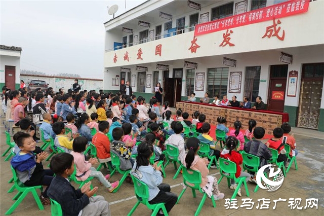 徐福記“福滿校園”連續(xù)7年走進河南為2所山區(qū)學校送來課間營養(yǎng)補充餐，同時帶來了環(huán)保課和營養(yǎng)課