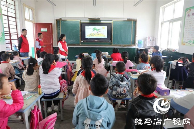 徐福記“福滿校園”連續(xù)7年走進河南為2所山區(qū)學校送來課間營養(yǎng)補充餐，同時帶來了環(huán)保課和營養(yǎng)課