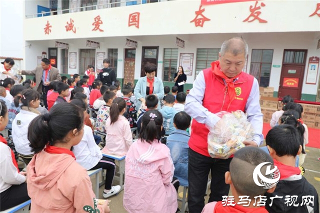徐福記“福滿校園”連續(xù)7年走進河南為2所山區(qū)學校送來課間營養(yǎng)補充餐，同時帶來了環(huán)保課和營養(yǎng)課
