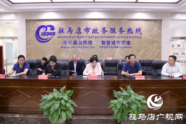 馮玉梅現(xiàn)場接聽“12345”熱線 醫(yī)療保險(xiǎn)、教師薪資待遇等問題成熱點(diǎn)