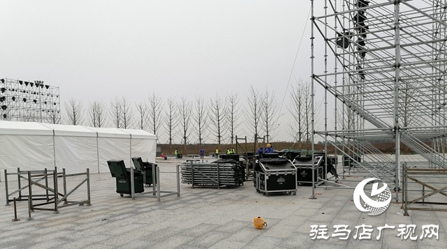 【組圖】第三屆中國農民電影節(jié)活動廣場及舞臺正緊張鋪設和搭建