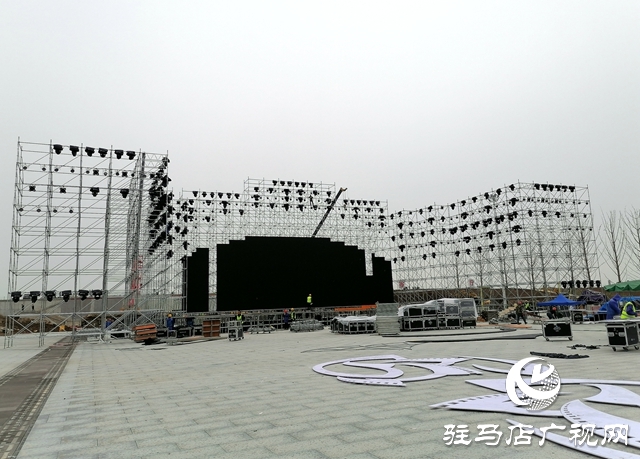 【組圖】第三屆中國農民電影節(jié)活動廣場及舞臺正緊張鋪設和搭建