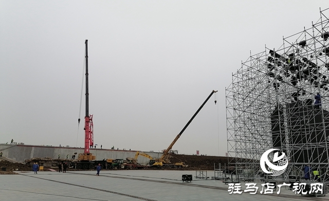 【組圖】第三屆中國農民電影節(jié)活動廣場及舞臺正緊張鋪設和搭建