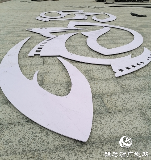 【組圖】第三屆中國農民電影節(jié)活動廣場及舞臺正緊張鋪設和搭建