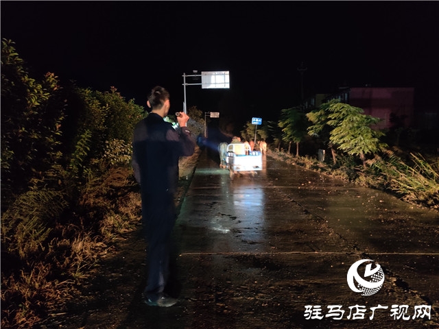 警民齊心冒雨尋牛，秋涼心卻暖