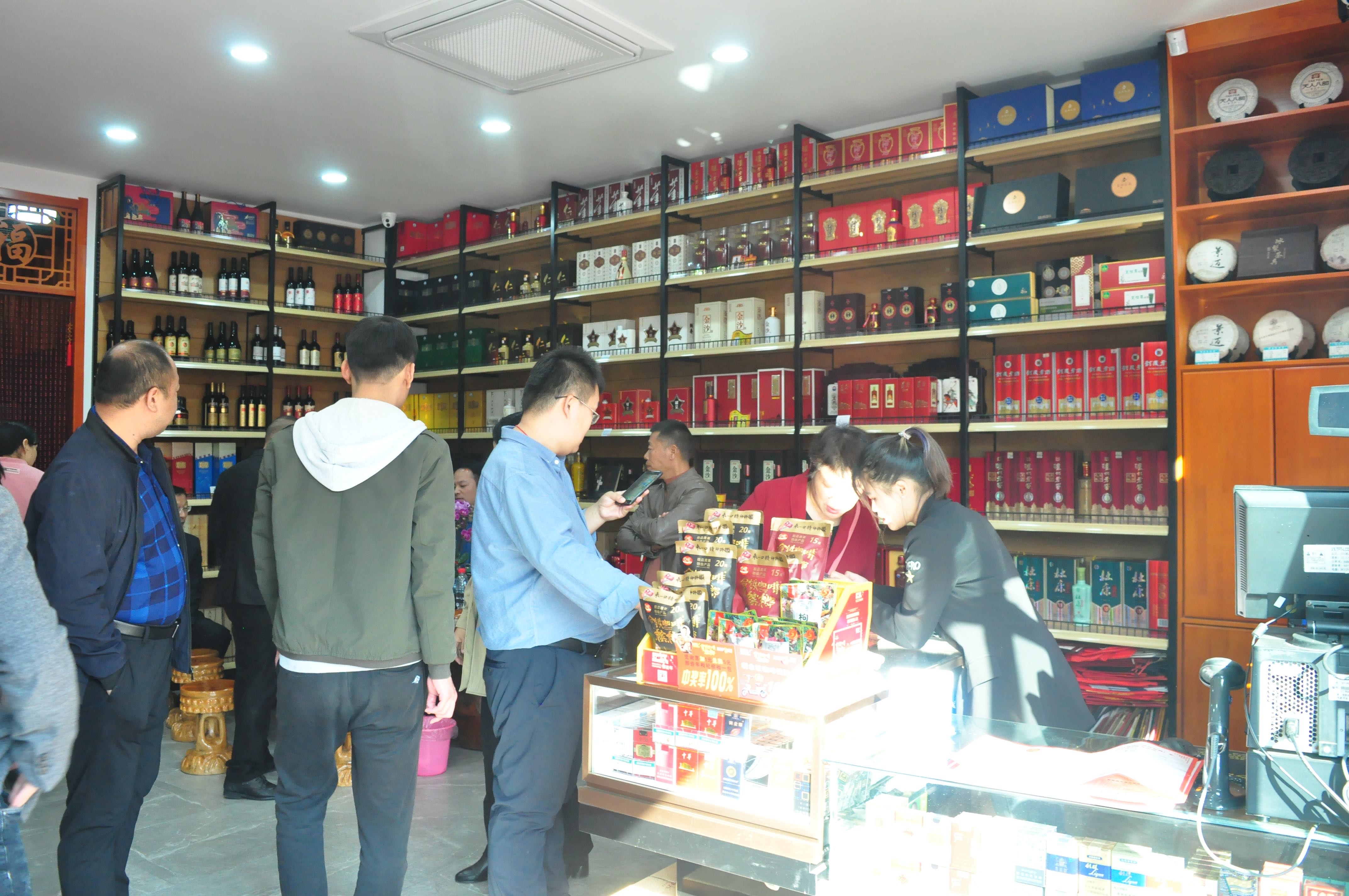 天翼傳大愛(ài)，聚力暖人心！天翼商貿(mào)美酒文化體驗(yàn)館開(kāi)業(yè)現(xiàn)場(chǎng)溫情上演公益慈善拍賣(mài)