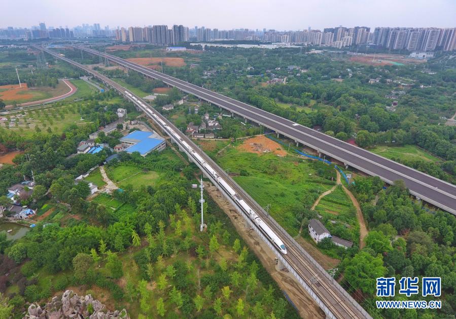 從中央財(cái)經(jīng)委會(huì)議看以習(xí)近平同志為核心的黨中央引領(lǐng)“十三五”經(jīng)濟(jì)社會(huì)發(fā)展