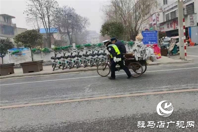 正陽(yáng)交警幫助老人推車(chē)過(guò)馬路…這個(gè)“背影”太暖了！