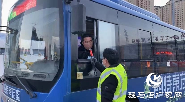嚴把安全關(guān)，市公交公司對駕駛員上崗前進行酒精測試