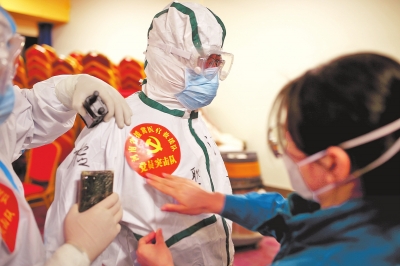 河南省援冀醫(yī)療隊投入石家莊疫情防控醫(yī)療轉(zhuǎn)運任務(wù) 隊員們道出一致心聲：“今朝北戰(zhàn)，不勝不歸”