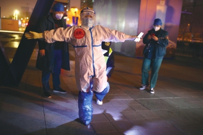 河南援冀醫(yī)療隊(duì)在低溫下忙碌轉(zhuǎn)運(yùn) 防護(hù)服內(nèi)單衣貼身一碗姜湯&ldquo;暖&rdquo;了整個(gè)世界