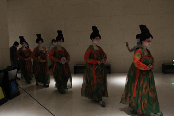 14名小姐姐進(jìn)了河南博物院，要和文物一起再拍《唐宮夜宴》？