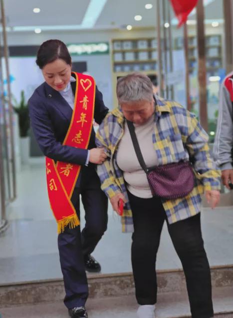 銀發(fā)暖心！駐馬店移動(dòng)&ldquo;銀發(fā)暖心服務(wù)&rdquo;在行動(dòng)