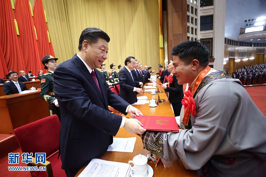 全國脫貧攻堅總結(jié)表彰大會在京隆重舉行 習(xí)近平向全國脫貧攻堅楷模榮譽(yù)稱號獲得者等頒獎并發(fā)表重要講話
