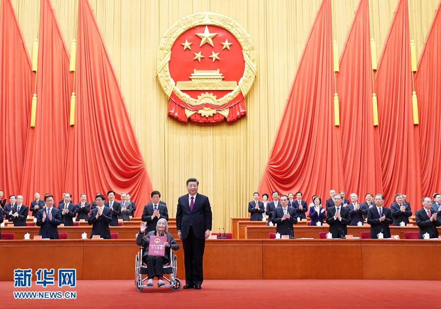 全國脫貧攻堅總結(jié)表彰大會在京隆重舉行 習(xí)近平向全國脫貧攻堅楷模榮譽(yù)稱號獲得者等頒獎并發(fā)表重要講話