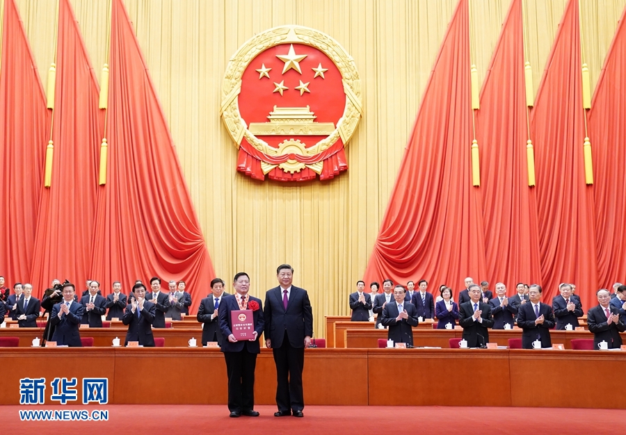 全國脫貧攻堅總結(jié)表彰大會在京隆重舉行 習(xí)近平向全國脫貧攻堅楷模榮譽(yù)稱號獲得者等頒獎并發(fā)表重要講話