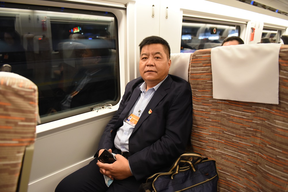 駐豫全國人大代表啟程赴京 參加十三屆全國人大四次會議