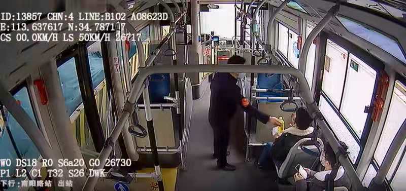 熬夜、節(jié)食、刷手機(jī)等不良生活習(xí)慣你占幾條？這不，年輕小伙就因生活不規(guī)律而暈倒在車廂里