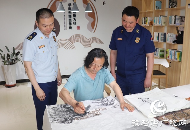 駐馬店市城鄉(xiāng)一體化示范區(qū)消防救援大隊開展書畫家進(jìn)紅門活動