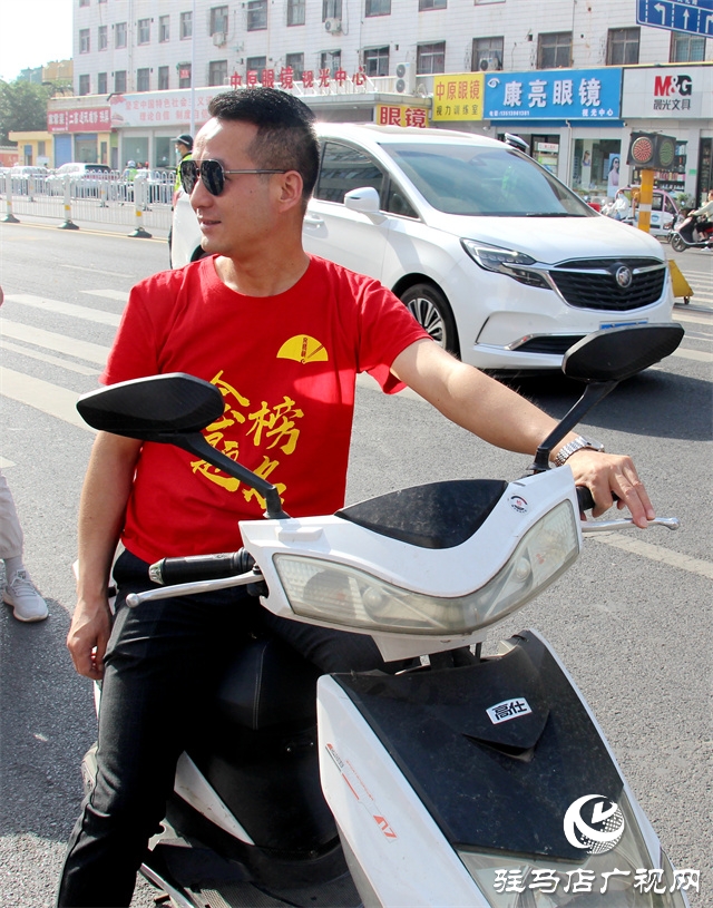 駐馬店高考首日，現(xiàn)場直擊?。ńM圖）
