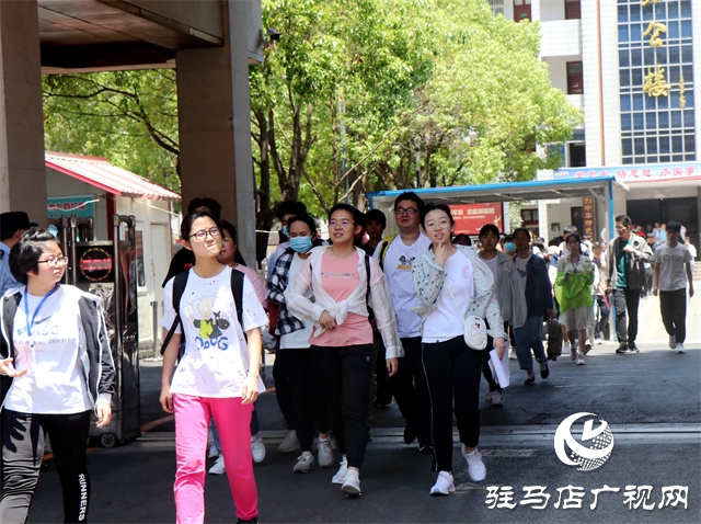 駐馬店高考首日，現(xiàn)場直擊?。ńM圖）