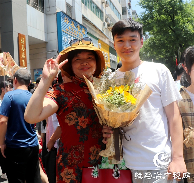 駐馬店高考首日，現(xiàn)場直擊！（組圖）