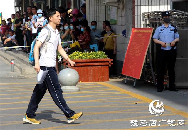 駐馬店高考首日，現(xiàn)場直擊?。ńM圖）
