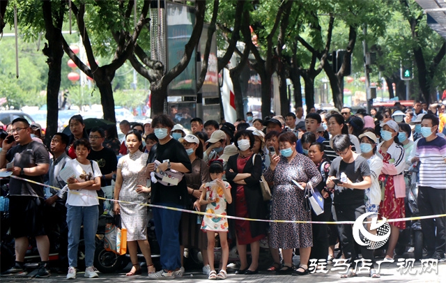 駐馬店高考首日，現(xiàn)場直擊?。ńM圖）