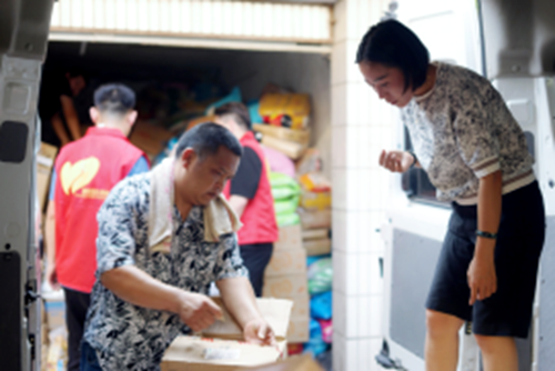 碧桂園豫南區(qū)域黨支部走進(jìn)抗癌共享廚房，接力善與愛(ài)的傳遞